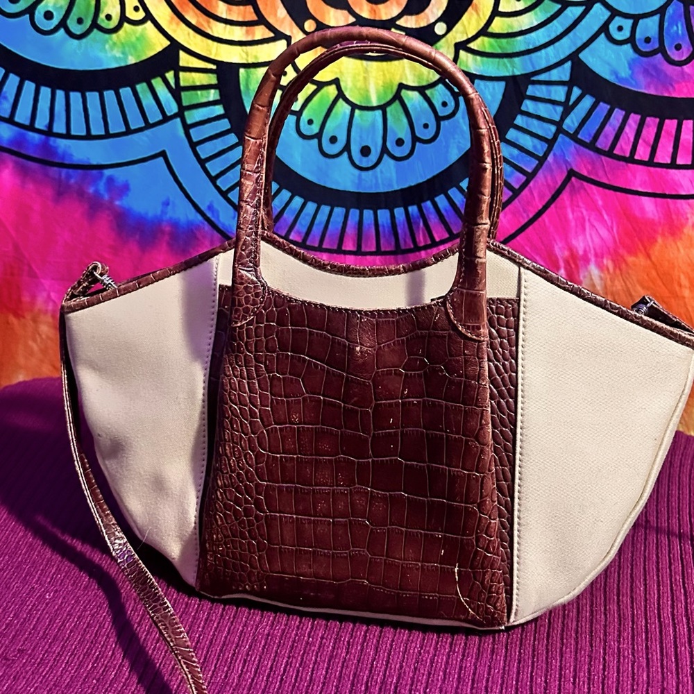 I am selling a Maxx NY Purse. Used but in nice condition 💖